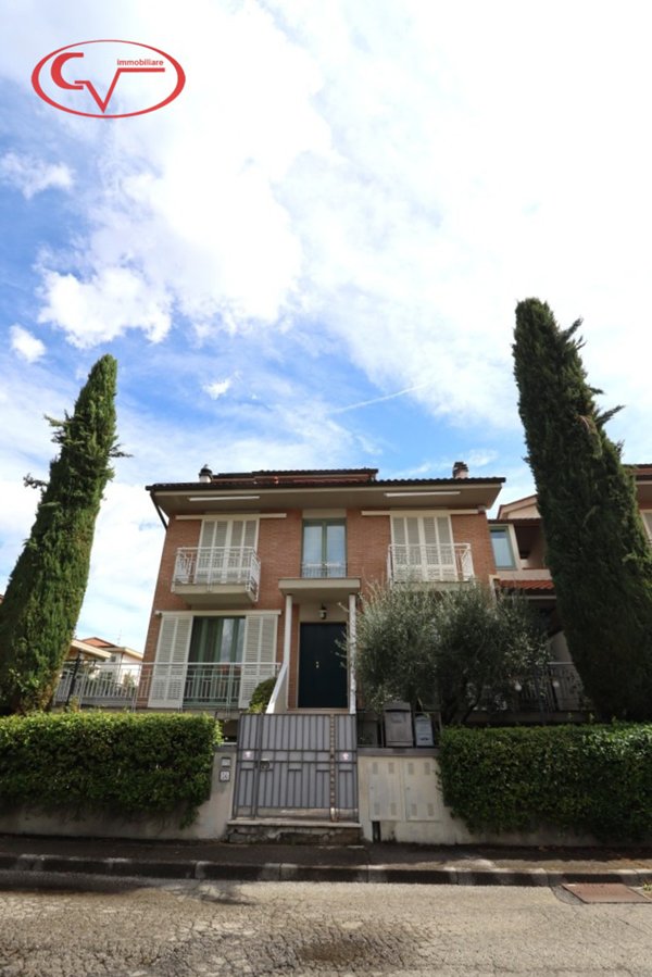 casa indipendente in vendita a Montevarchi