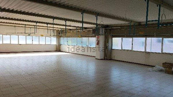 locale commerciale in vendita a Montevarchi in zona Levanella