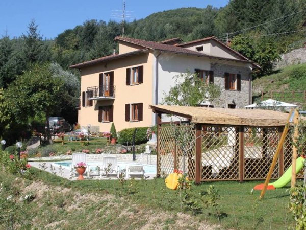 casa indipendente in vendita ad Ortignano Raggiolo in zona Villa