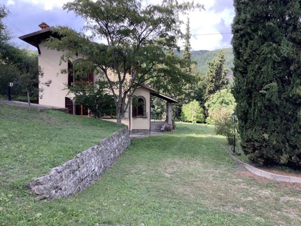 casa indipendente in vendita ad Ortignano Raggiolo in zona Villa