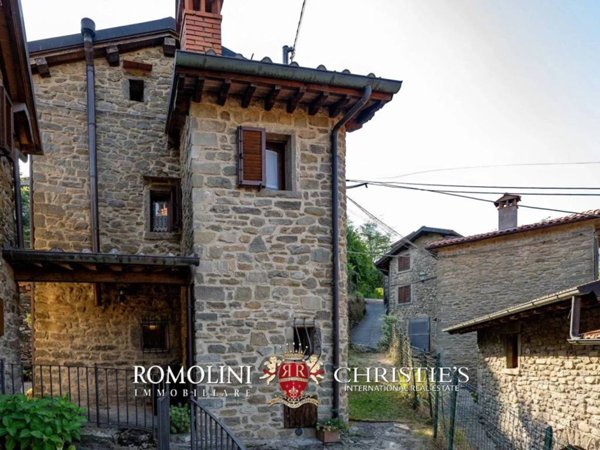 casa indipendente in vendita ad Ortignano Raggiolo in zona Raggiolo
