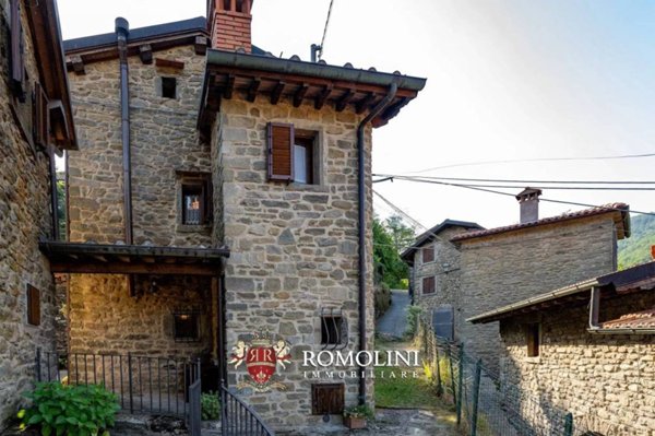 casa indipendente in vendita ad Ortignano Raggiolo in zona Raggiolo