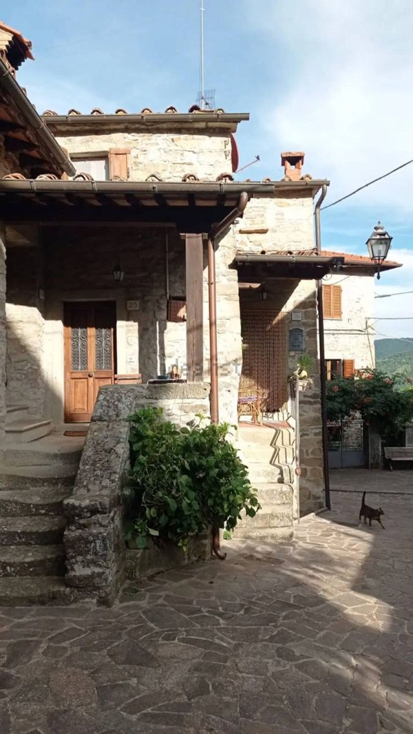 casa indipendente in vendita a Poppi in zona Sala