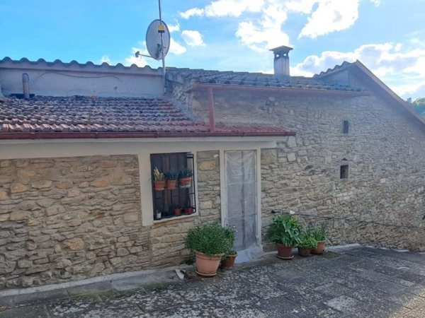 casa indipendente in vendita a Poppi in zona Lierna