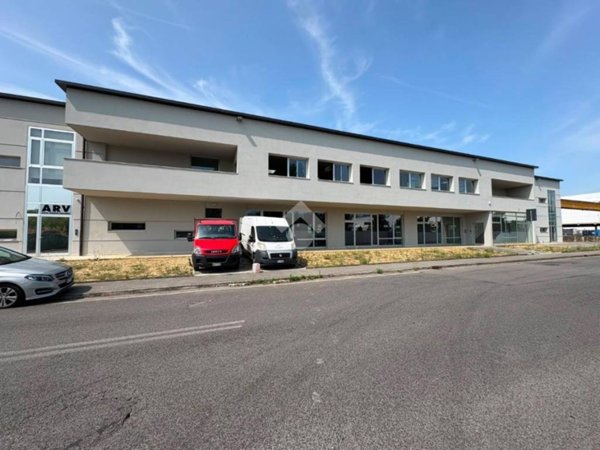 negozio in vendita a San Giovanni Valdarno in zona Badiola-Renacci