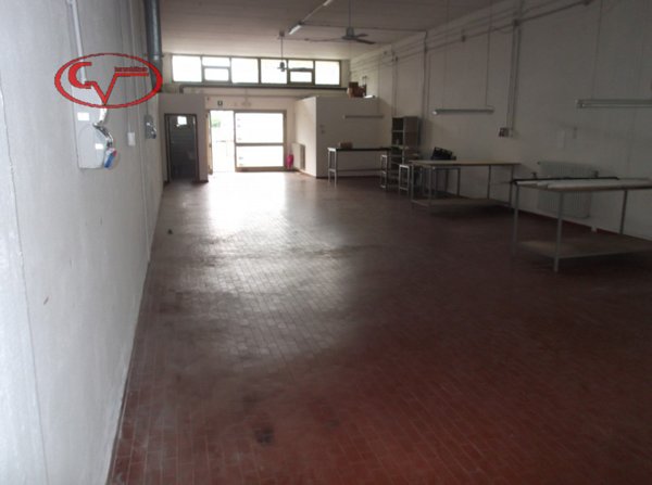 locale commerciale in vendita a San Giovanni Valdarno