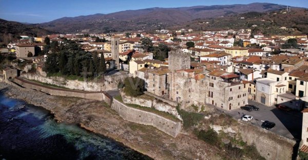 negozio in vendita a Subbiano in zona Vogognano