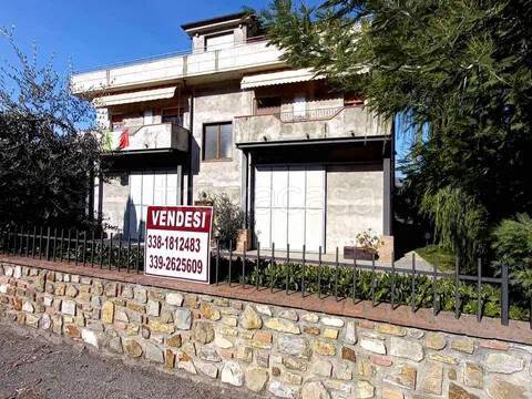 locale commerciale in vendita a Subbiano in zona Castelnuovo