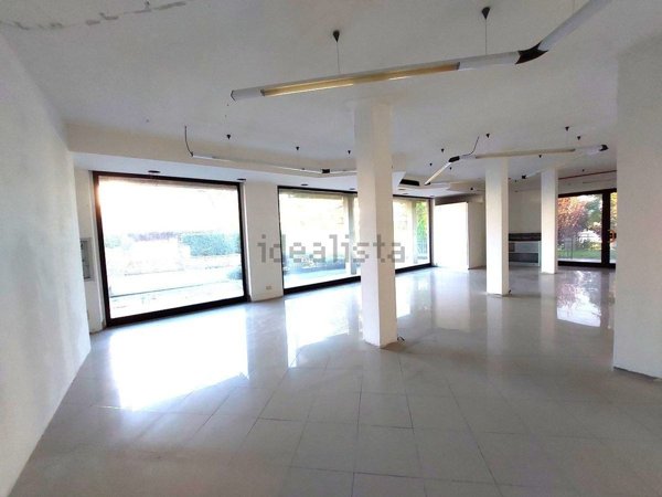 locale commerciale in vendita a Pratovecchio Stia