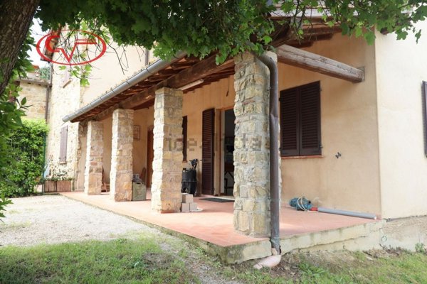 esavano in vendita a Laterina Pergine Valdarno in zona Pergine Valdarno
