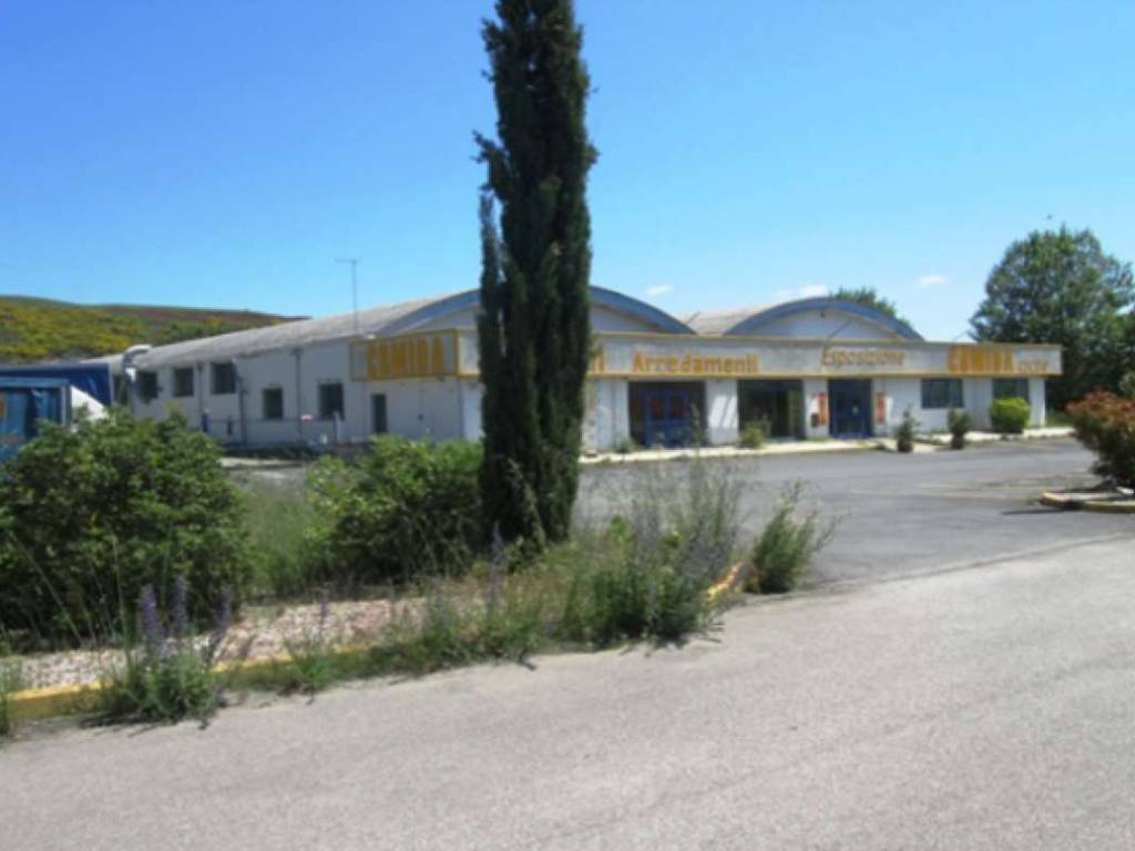 locale commerciale in vendita ad Abbadia San Salvatore