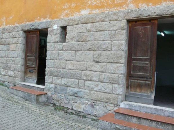 locale commerciale in vendita ad Abbadia San Salvatore