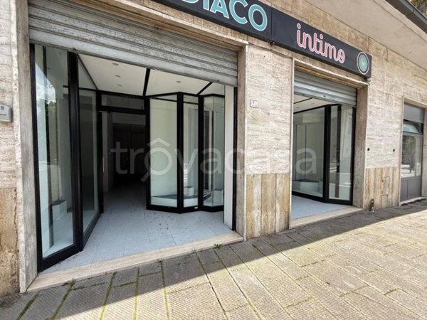 negozio in vendita ad Abbadia San Salvatore