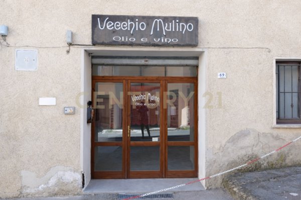 locale commerciale in vendita ad Abbadia San Salvatore