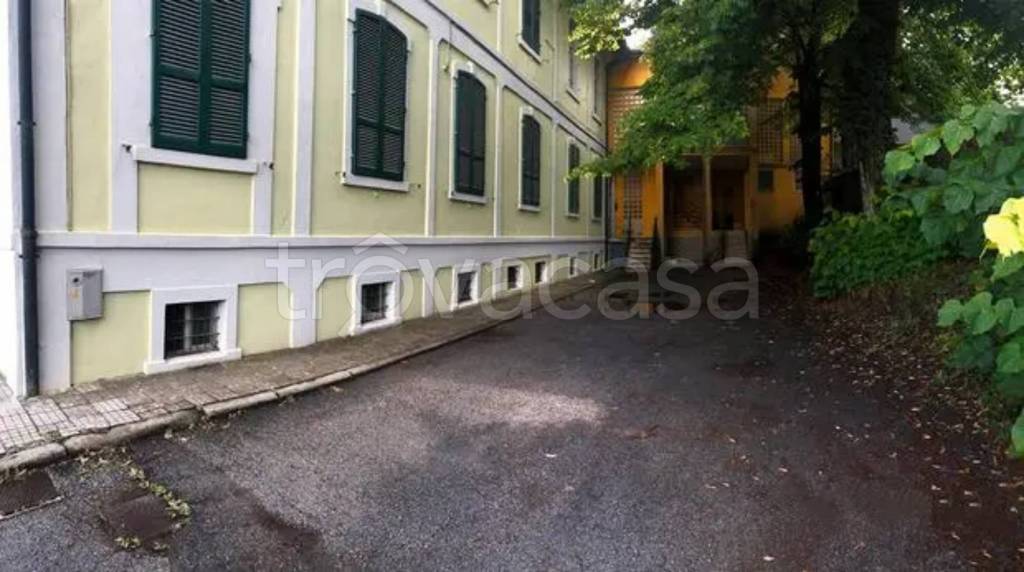 locale commerciale in vendita ad Abbadia San Salvatore