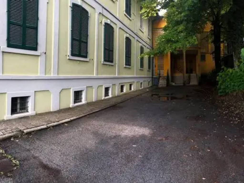 locale commerciale in vendita ad Abbadia San Salvatore