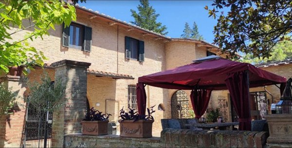 casa indipendente in vendita ad Asciano in zona Torre a Castello