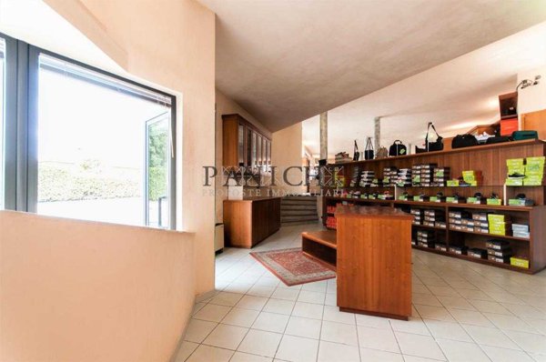 locale commerciale in vendita ad Asciano
