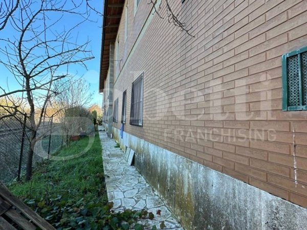casa indipendente in vendita ad Asciano in zona Arbia
