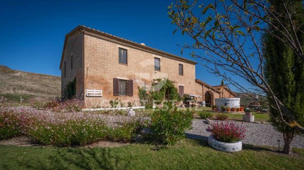 casa indipendente in vendita ad Asciano in zona Arbia