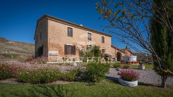 locale di sgombero in vendita ad Asciano