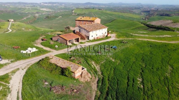 locale di sgombero in vendita ad Asciano
