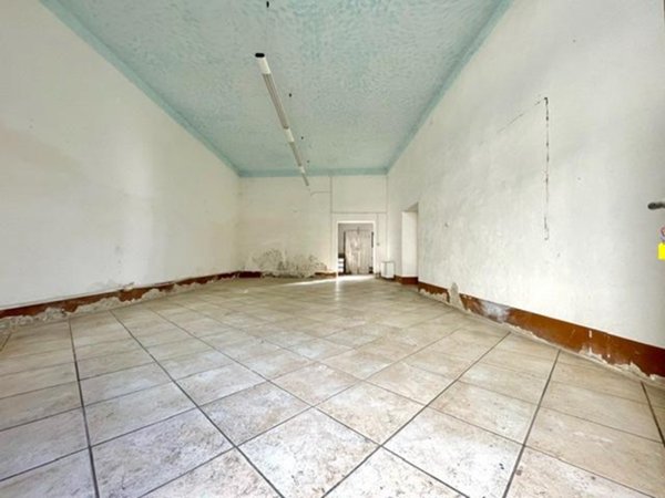 locale commerciale in vendita ad Asciano