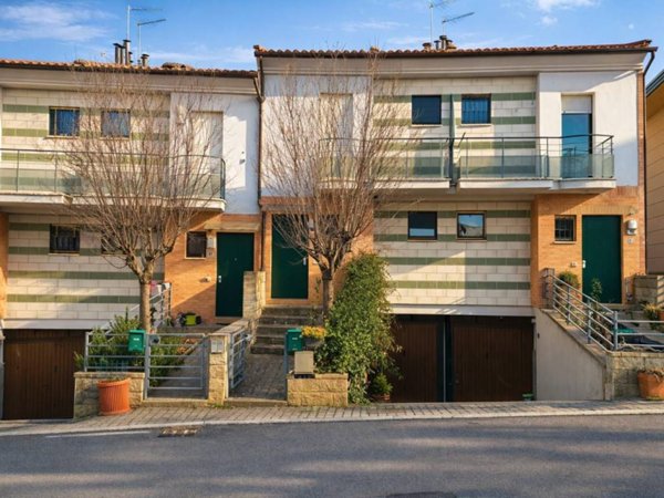 casa indipendente in vendita ad Asciano in zona Arbia