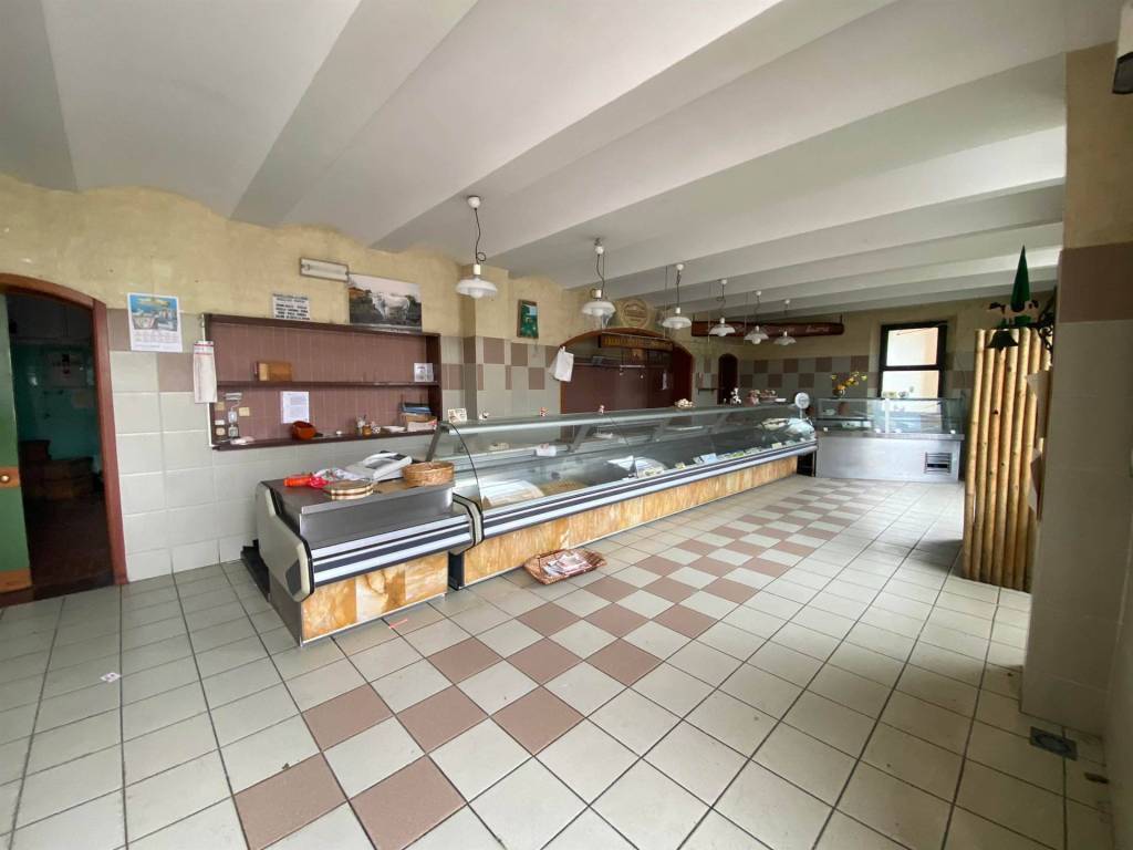 negozio in vendita ad Asciano in zona Arbia