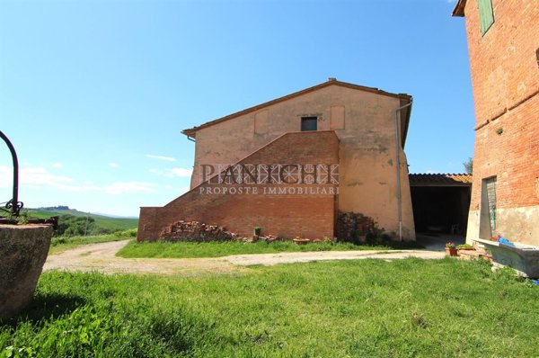 locale di sgombero in vendita ad Asciano
