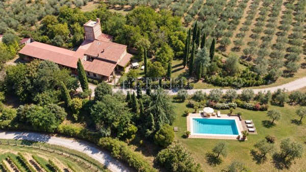 casale in vendita ad Asciano