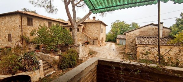 locale di sgombero in vendita a Casole d'Elsa