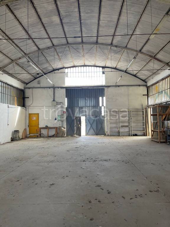 locale commerciale in vendita a Casole d'Elsa