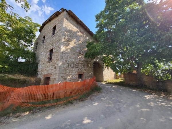 locale di sgombero in vendita a Castelnuovo Berardenga in zona Pontignano