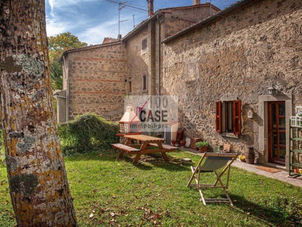 casa indipendente in vendita a Castiglione d'Orcia in zona Vivo d'Orcia