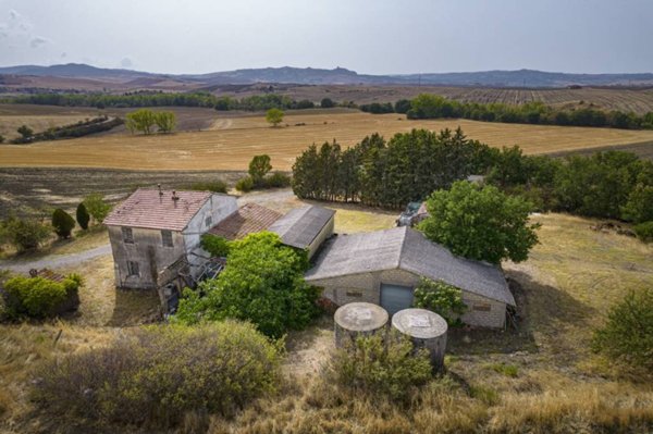 casa indipendente in vendita a Castiglione d'Orcia in zona Bagni San Filippo