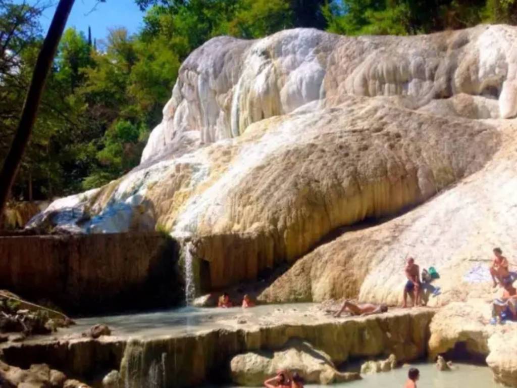 appartamento in vendita a Castiglione d'Orcia in zona Bagni San Filippo