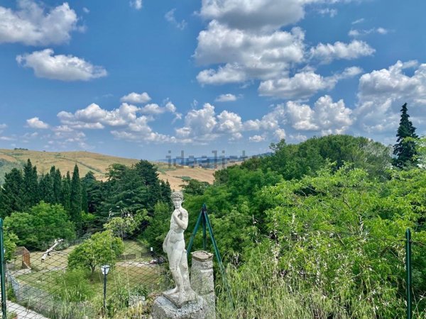 quadrivano in vendita a Castiglione d'Orcia in zona Bagni San Filippo