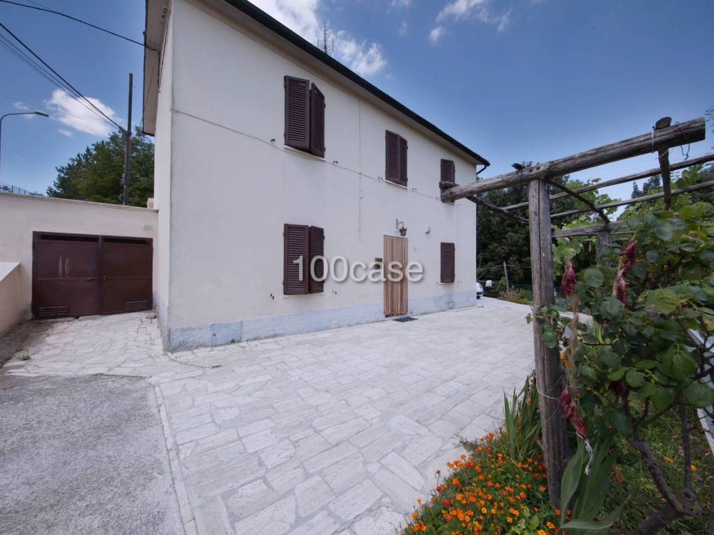 casa indipendente in vendita a Castiglione d'Orcia in zona Bagni San Filippo