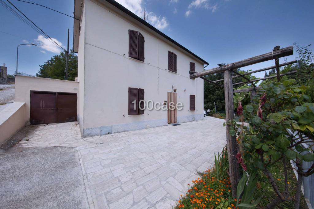casa indipendente in vendita a Castiglione d'Orcia in zona Bagni San Filippo