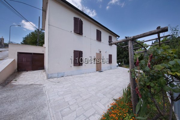 casa indipendente in vendita a Castiglione d'Orcia in zona Bagni San Filippo