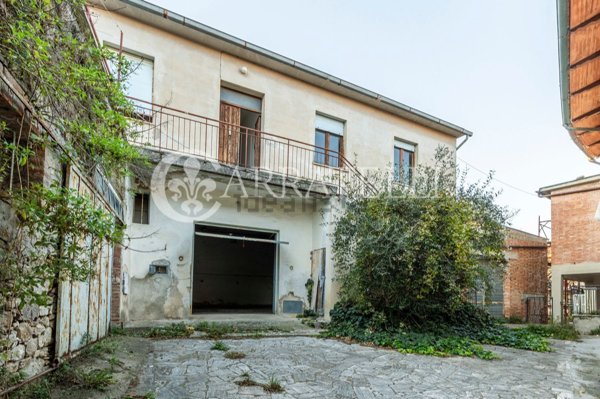 esavano in vendita a Castiglione d'Orcia in zona Rocca d'Orcia