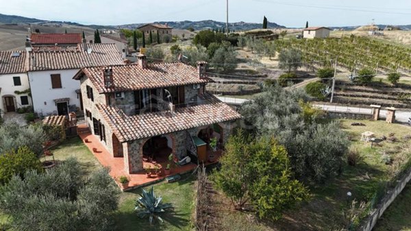 casa indipendente in vendita a Castiglione d'Orcia in zona Rocca d'Orcia