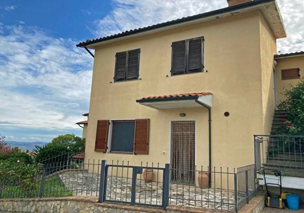 appartamento in vendita a Castiglione d'Orcia in zona Rocca d'Orcia