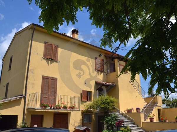 casa indipendente in vendita a Cetona in zona Piazze