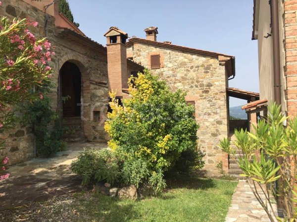 casa indipendente in vendita a Cetona