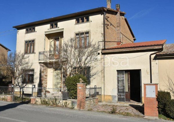 casa indipendente in vendita a Cetona in zona Piazze