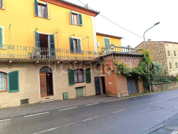casa indipendente in vendita a Cetona in zona Piazze