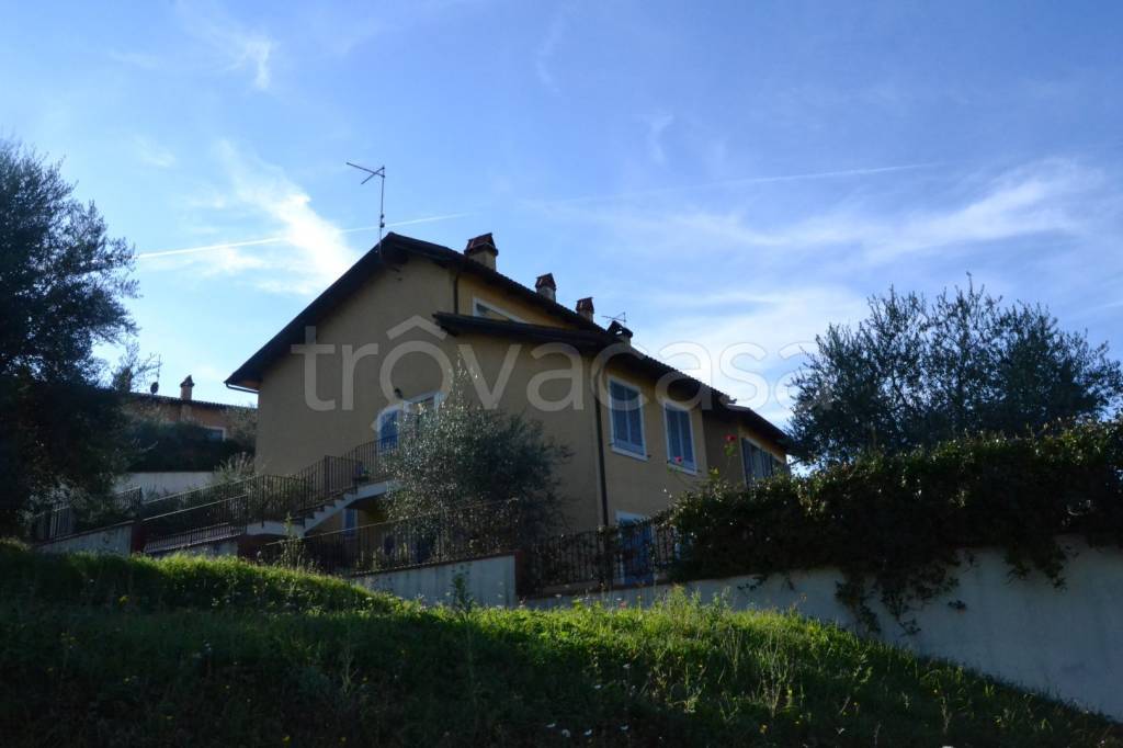 casa indipendente in vendita a Cetona