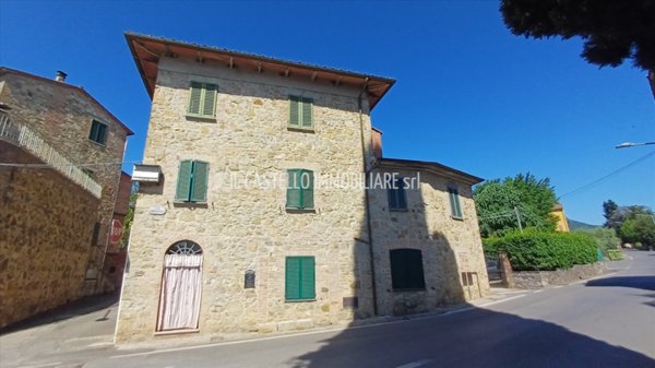 casa indipendente in vendita a Cetona in zona Piazze
